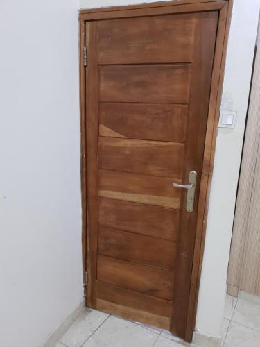 a wooden door in a room at DELIGHTFUL ! 3 BEDROOM TERRACE DUPLEX EN-SUITE ORCHID RD LEKKI AIRCON WiFi in Lagos