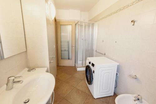 ソンドリオにあるResidenza IL CASTELLOのバスルーム(洗濯機、シンク付)