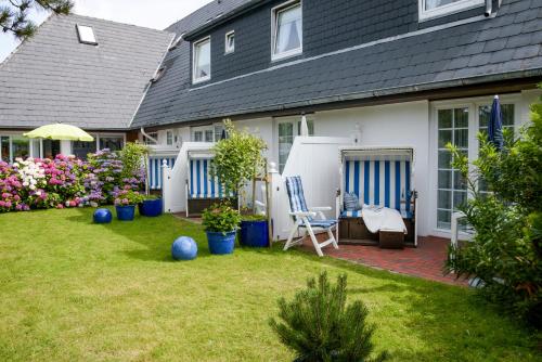a house with a yard with blue balls at Hotel Wiesbaden in Wenningstedt