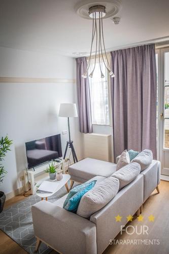 Un lugar para sentarse en Stylish coastal apartment