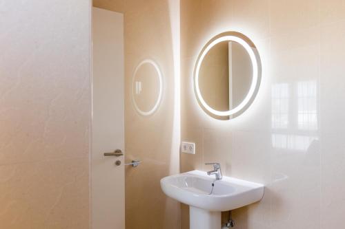 łazienka z umywalką i lustrem w obiekcie Villa Penguina Play Blanca Lanzarote w mieście Playa Blanca