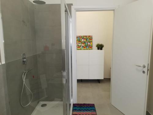 a shower with a glass door in a bathroom at Bnbook Casa Beatrice Appartamento con 2 camere Gallarate in Gallarate