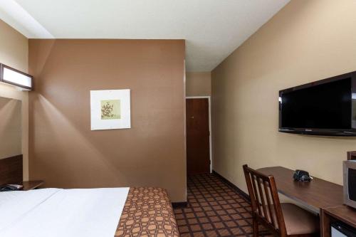 Una televisión o centro de entretenimiento en Microtel Inn & Suites by Wyndham Columbia
