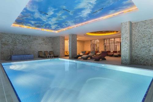 Πισίνα στο ή κοντά στο Ramada Plaza by Wyndham Istanbul Atakoy