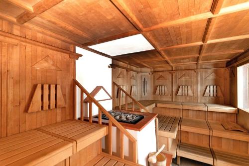 einen Blick auf eine Sauna mit Holzwänden in der Unterkunft Smy Koflerhof Wellness & Spa Dolomiti in Oberrasen