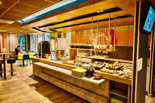 una linea a buffet in un ristorante con cibo di ibis Budget Colmar Centre Gare a Colmar