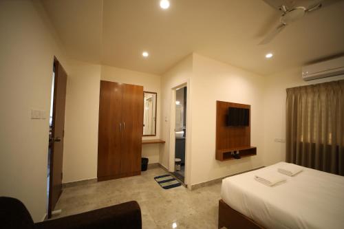 Ein Bett oder Betten in einem Zimmer der Unterkunft THE EKAH COMFORTS