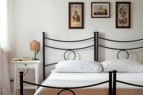 - une chambre avec un lit noir et blanc et 2 oreillers dans l'établissement B&B Masseria Santanna, à Monopoli
