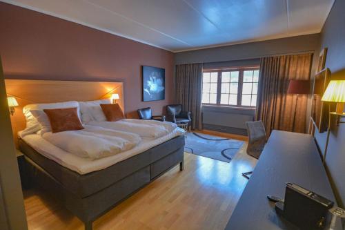 una camera d'albergo con letto e scrivania di Trysil-Knut Hotel a Trysil