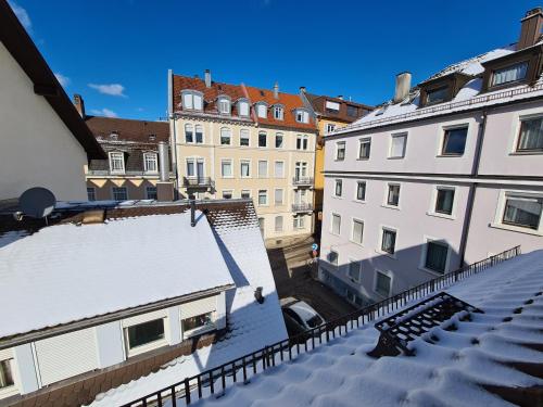 une vue sur les toits des bâtiments dans la neige dans l'établissement Hotel Löhr, à Baden-Baden