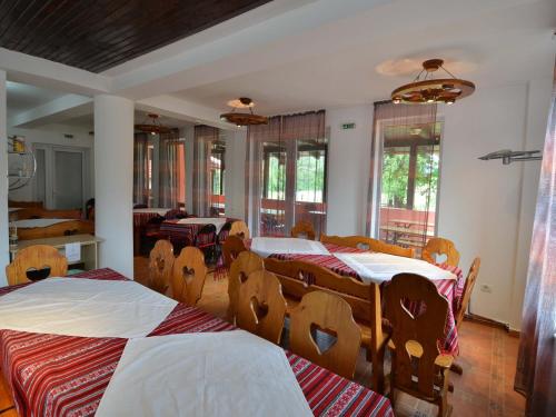 En eller flere senge i et værelse på Pensiunea Marina