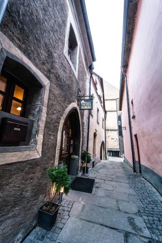 プラハティツェにあるHotel Koruna Prachaticeの通路標識のある古い建物内の路地