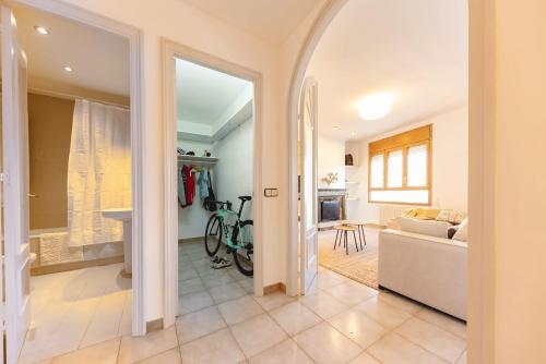 ein Wohnzimmer mit einem Sofa und einem Tisch in der Unterkunft Bravissimo El Lleó, bright 4-bedroom apartment in Girona