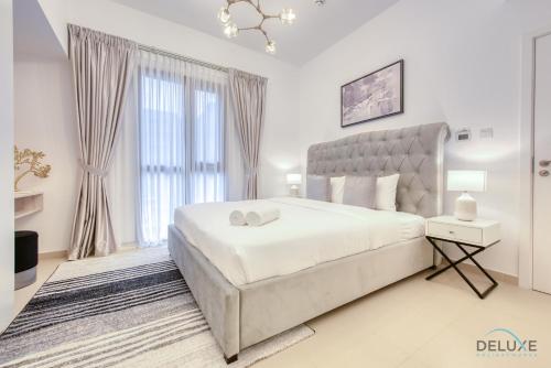 Postel nebo postele na pokoji v ubytování Exquisite 2BR at Zahra Breeze Dubailand by Deluxe Holiday Homes