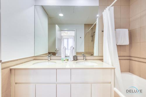 Koupelna v ubytování Exquisite 2BR at Zahra Breeze Dubailand by Deluxe Holiday Homes