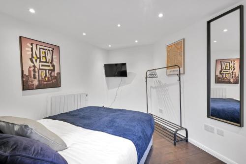 Postel nebo postele na pokoji v ubytování Kings House Apartment Hayes, West London Apt A
