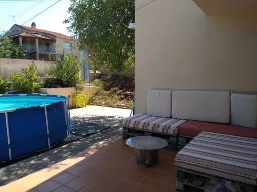 un patio con banco y piscina en Casa junto al lago en Jérica