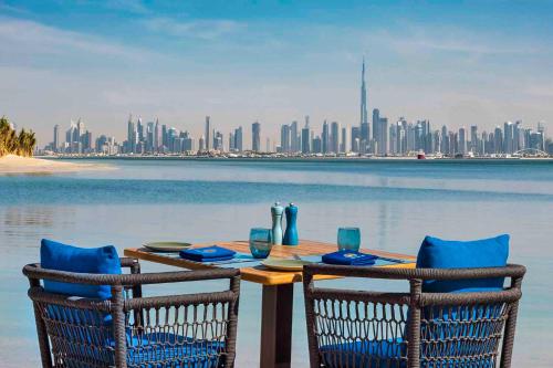 uma mesa com duas cadeiras com vista para a cidade em Anantara World Islands Dubai Resort no Dubai
