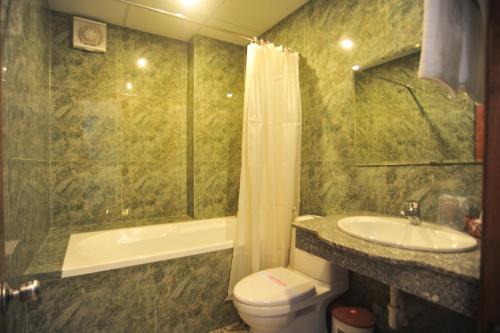 A bathroom at Hong Thien Ruby Hotel