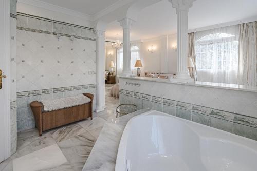 Postel nebo postele na pokoji v ubytování Luxury villa El Duque