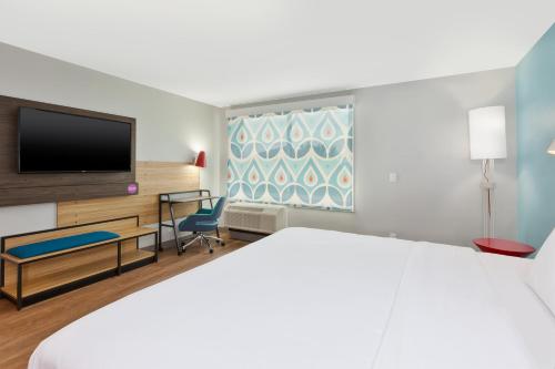Säng eller sängar i ett rum på Tru By Hilton Comstock Park Grand Rapids, MI