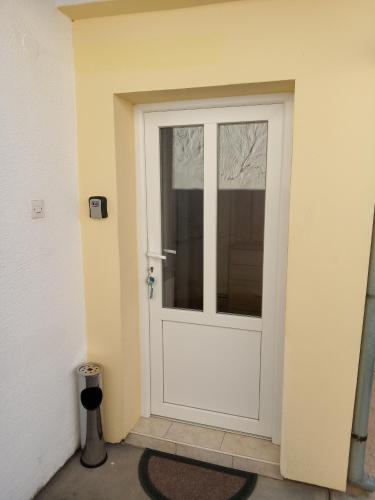 イロクにあるApartman Veronaの白い扉