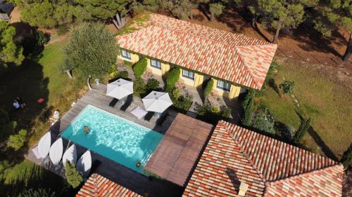 einen Blick über ein Haus mit Pool in der Unterkunft Villa Alivu di Calvi in Calvi