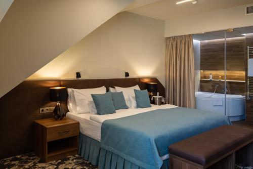 Postel nebo postele na pokoji v ubytování Hotel Queen Elizabeth Superior