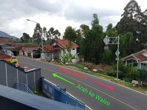 an image of a road with a green arrow and a green arrow pointing to at Penginapan atau Kontrakan Rumah Ciwidey 1 Ruangan 2 Kasur Dewasa Kamar Mandi Dapur Dalam Sewa Harian Mingguan Bulanan Tahunan Boleh in Ciwidey