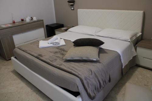 a bedroom with a large bed with white sheets at B&B D'Amari Affittacamere in Palermo