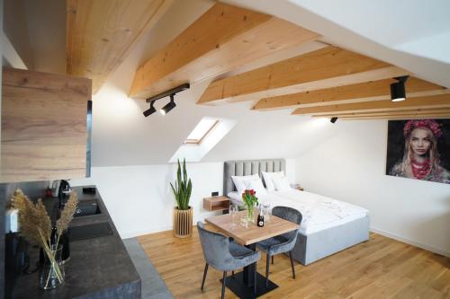 ein Schlafzimmer mit einem Bett und einem Tisch in einem Zimmer in der Unterkunft Beskidzka9 & Free Sauna in Szczyrk