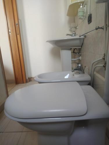 bagno con servizi igienici e lavandino di Casa Delle Rose a Porto Cesareo