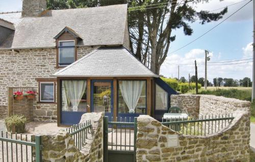 une maison en pierre avec une clôture devant elle dans l'établissement Stunning Home In Bréhand With Wifi, à Moncontour