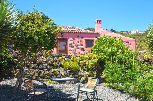 una casa con dos sillas y una mesa frente a ella en Sabina, en Mazo