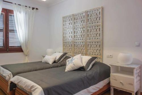 ビニベカにあるMaryukaの白い壁の客室内のベッド2台