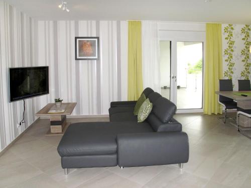 Una televisión o centro de entretenimiento en Apartment Fuchs-2 by Interhome