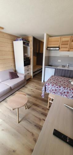 Habitación pequeña con cama y cocina en studio de charme au Melezet, les Orres. Plein Sud., en Les Orres