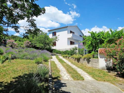 een huis op een heuvel met een pad dat er naar toe leidt bij Holiday Home Vista by Interhome in Labin