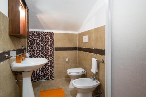 カステッランマーレ・デル・ゴルフォにあるRESIDENCE FEDERICAのバスルーム(トイレ、洗面台付)