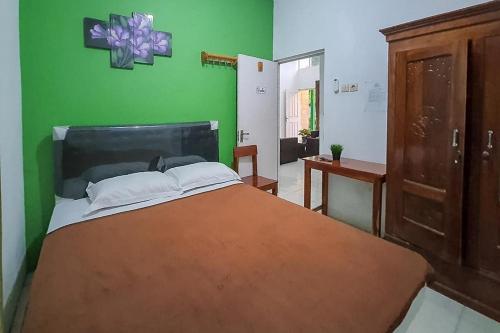 Кровать или кровати в номере Syafa Homestay Syariah Mitra RedDoorz