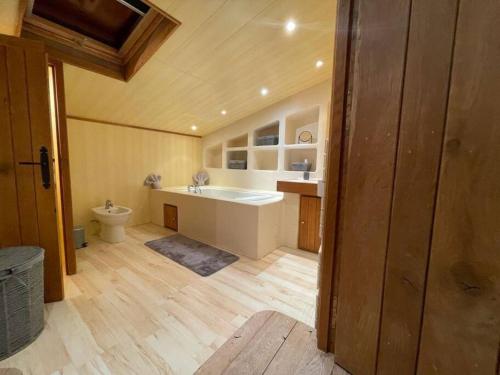Habitation en bois authentique في Venizy: حمام مع حوض ومرحاض