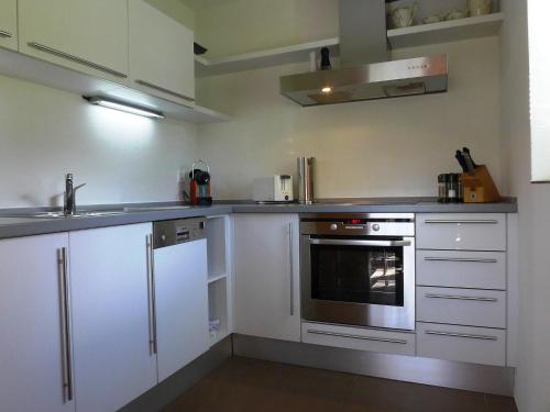 Kuchyň nebo kuchyňský kout v ubytování Apartment Chesa Piz Cotschen 2 by Interhome