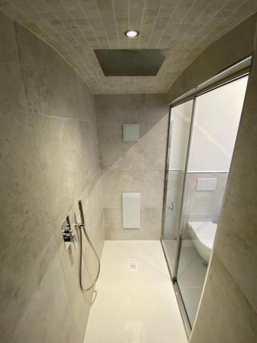 y baño con ducha y lavamanos. en Cascina Rocca Agriturismo B&B, en La Morra