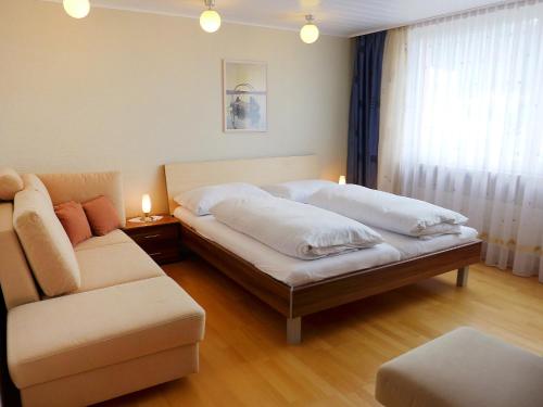 ein Schlafzimmer mit einem großen Bett und einem Sofa in der Unterkunft Apartment Appartmenthaus Skyline 309 by Interhome in St. Moritz