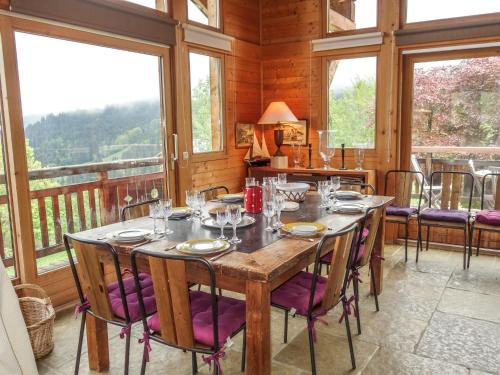 Un restaurante o sitio para comer en Chalet L'Epachat by Interhome