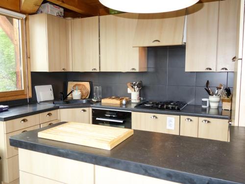 - une cuisine avec comptoir et planche à repasser dans l'établissement Chalet L'Epachat by Interhome, à Mémontel