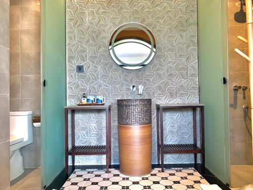 Un baño de The Mystery Con Dao
