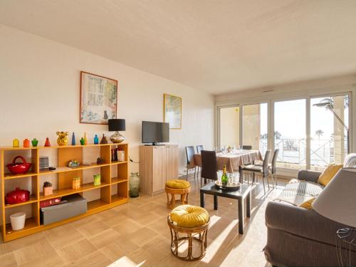 un salon avec un canapé et une table dans l'établissement Apartment Cap Hermes-2 by Interhome, à Fréjus