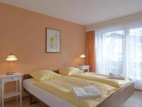 ヴェンゲンにあるApartment Residence by Interhomeのベッドルーム1室(ベッド2台、窓付)