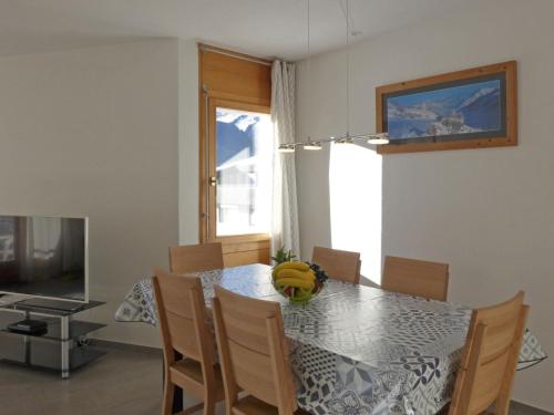 TV a/nebo společenská místnost v ubytování Apartment Eiger Residence Apt-H by Interhome